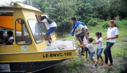 Banco digital lança linha de camisetas para apoiar educação na Amazônia