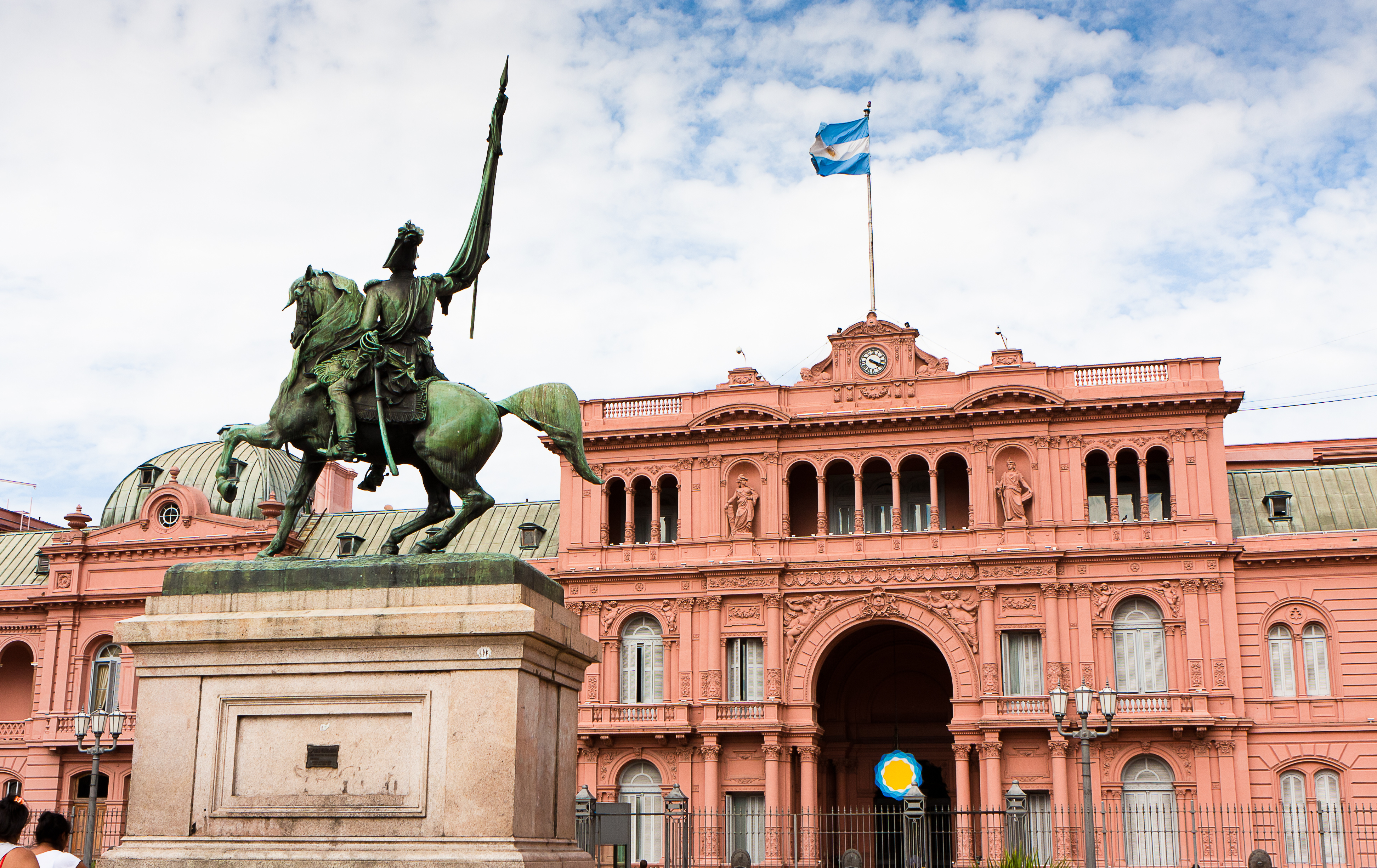 Argentina isenta imposto de renda pra quem ganha até R$ 9.200