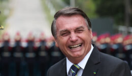 Colapso e mortes: Brasil recusou 11 vezes oferta de vacinas