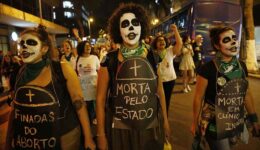 Propostas desfavoráveis às mulheres podem ganhar apoio no Congresso