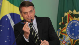 Bolsonaro assina medida que aumenta seu salário e de ministros em até 69%
