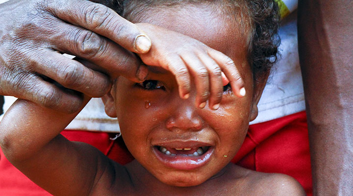 Imagem ilustrativa. Criança chora com fome