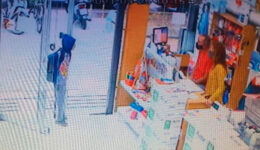 Dono de livraria doa material para menino que queria estudar