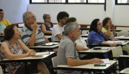 USP oferece curso que ensina idosos a usar aparelhos digitais