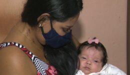 Mãe que deu à luz intubada com covid conhece filha depois de 1 mês