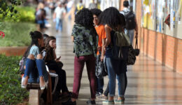 No Brasil, apenas 21% dos adultos com até 34 anos têm ensino superior