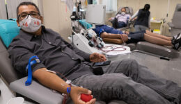 Professor de espanhol boliviano administra clube de doadores de sangue