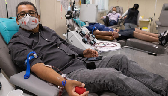 Professor de espanhol boliviano administra clube de doadores de sangue