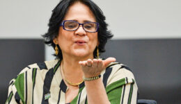 Brasil: Ministra do Ministério da Mulher é condenada por ofensas às mulheres