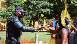 Policiais jogam bombas e indígenas voltam com flores em protesto