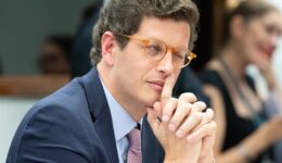 Delegado que fez buscas nos endereços do ministro Ricardo Salles é afastado