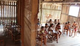 836 mil crianças no Brasil estudam em escolas sem banheiros