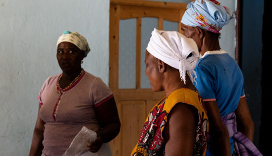 Mulheres de Cabo Verde transformam resíduos de construção em arte