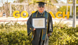 Homem que passou 30 anos preso se forma em universidade dos EUA