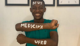 Jovem que estudava sem energia elétrica é aprovado em Medicina na BA