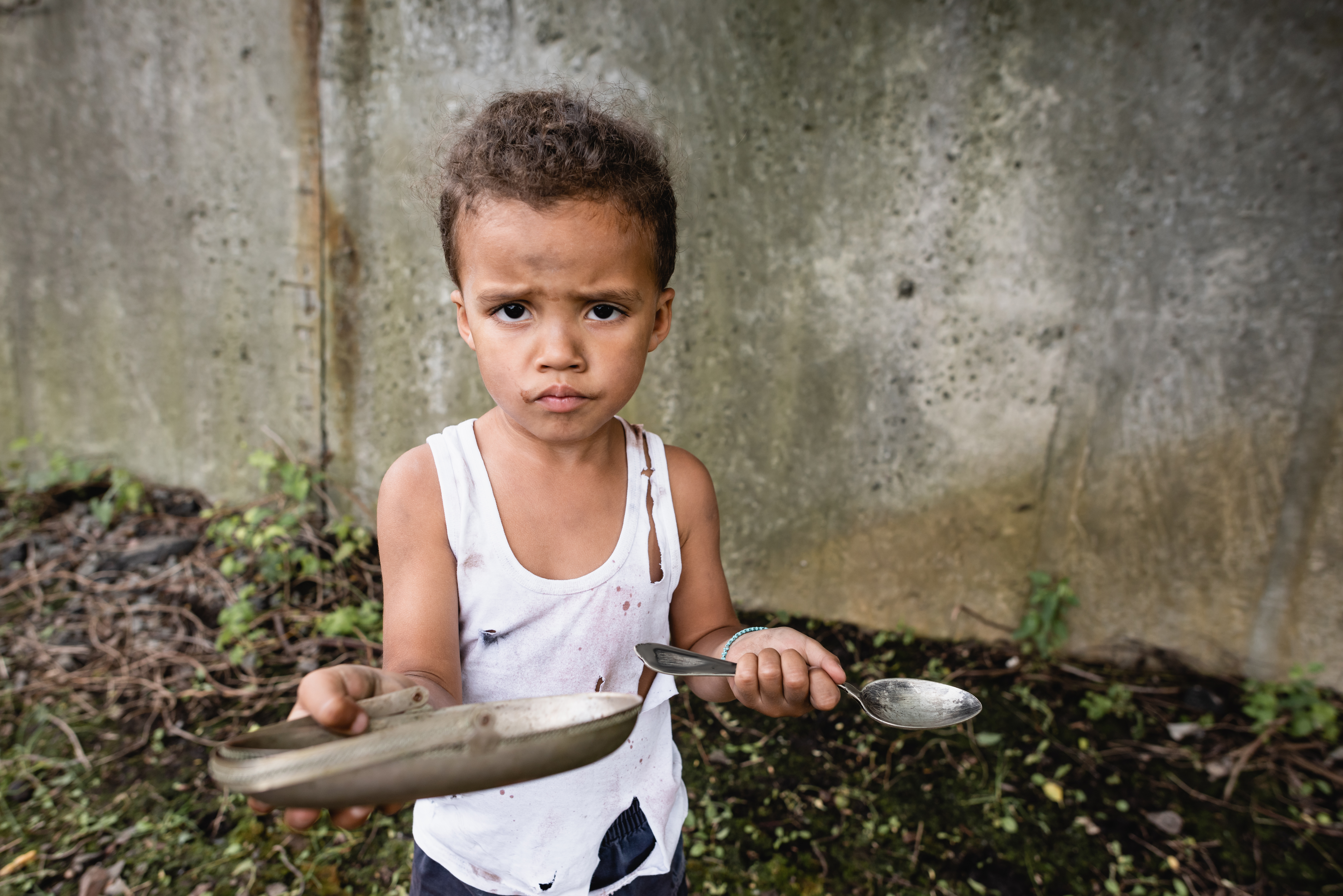 Brasil da fome: mãe e filhos sobrevivem consumindo caldo de ossos
