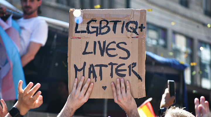 Relatório aponta falhas nas políticas de combate à violência contra LGBT+