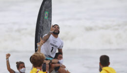 Humilde, ele surfava em uma tampa de isopor e fez história nas Olimpíadas