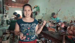 Menina de 11 anos transforma lixo em pulseiras e acessórios na Paraíba