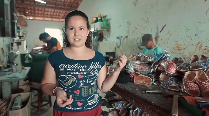 Menina de 11 anos transforma lixo em pulseiras e acessórios na Paraíba