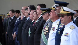 Brasil tem 6 mil militares em cargos políticos, o dobro do governo anterior