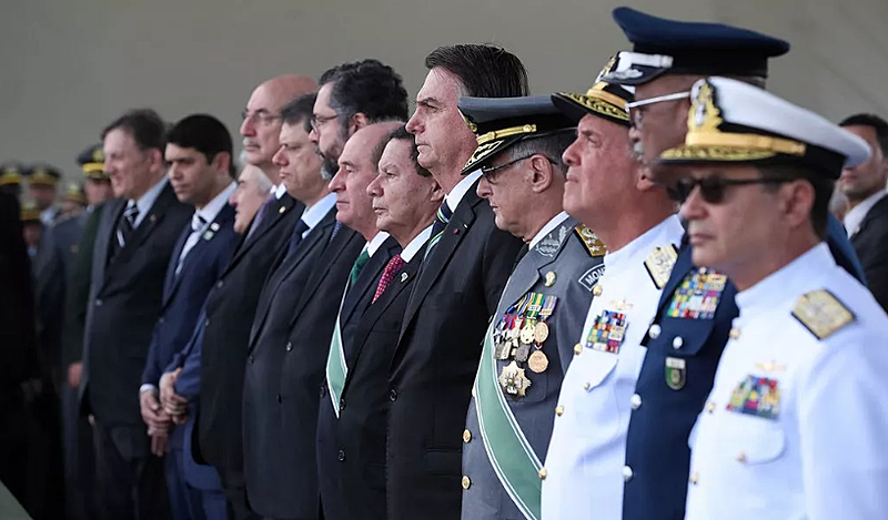 Brasil tem 6 mil militares em cargos políticos, o dobro do governo anterior