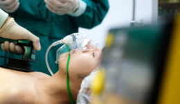 No Brasil, 40% dos hospitalizados em 2021 com covid morreram
