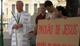 Padre de 82 anos é ameaçado por bolsonaristas e pede proteção