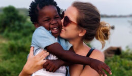 Mulher adota menino órfão que conheceu no voluntariado em Uganda