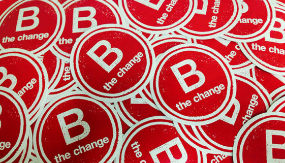 Foto de selos redondos, em vermelho, que as empresas B recebem.