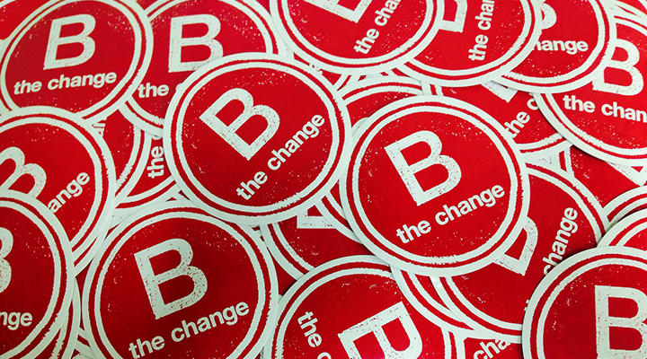 Foto de selos redondos, em vermelho, que as empresas B recebem.