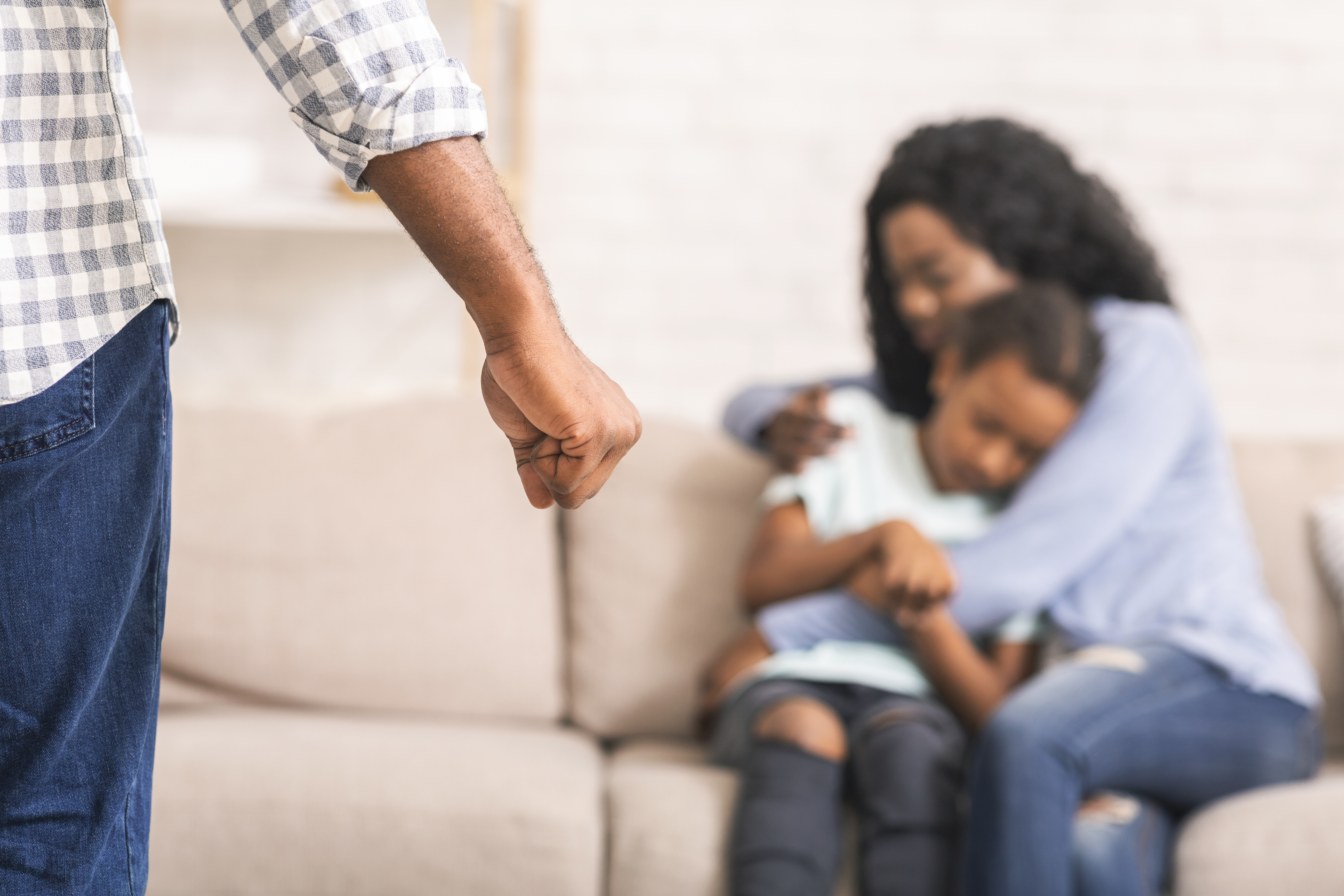 Em 42% das cidades do Brasil, cresce violência contra a mulher e crianças