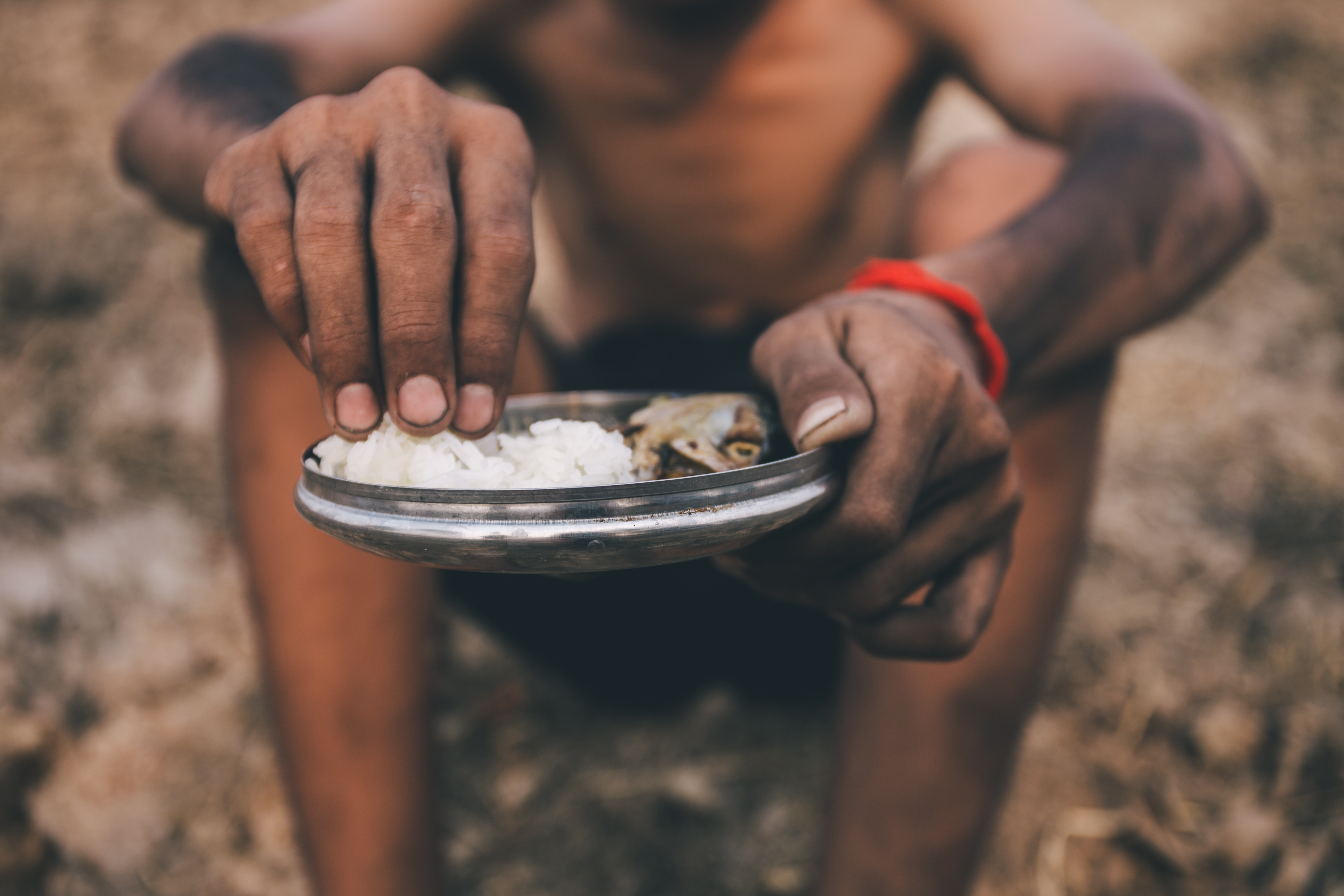 Arroz e feijão ficam mais caros em 1 ano e fome aumenta no Brasil