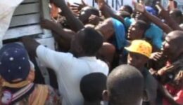 Após terremoto, pessoas se aglomeram por comida no Haiti
