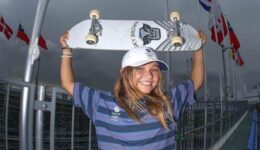 Skatista de 13 anos que doou prêmio para projeto social no Rio é bronze