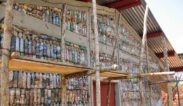 Na Guatemala, comunidades constroem escolas com garrafas de plástico