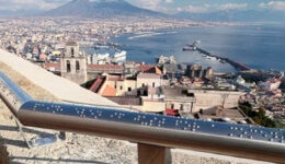 Mirante de castelo italiano descreve paisagem em braile