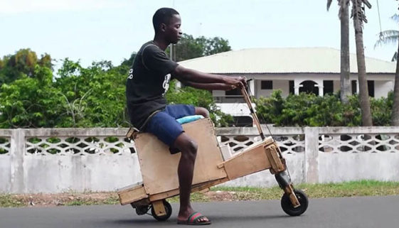 Jovem de Gana cria moto de madeira movida a energia solar