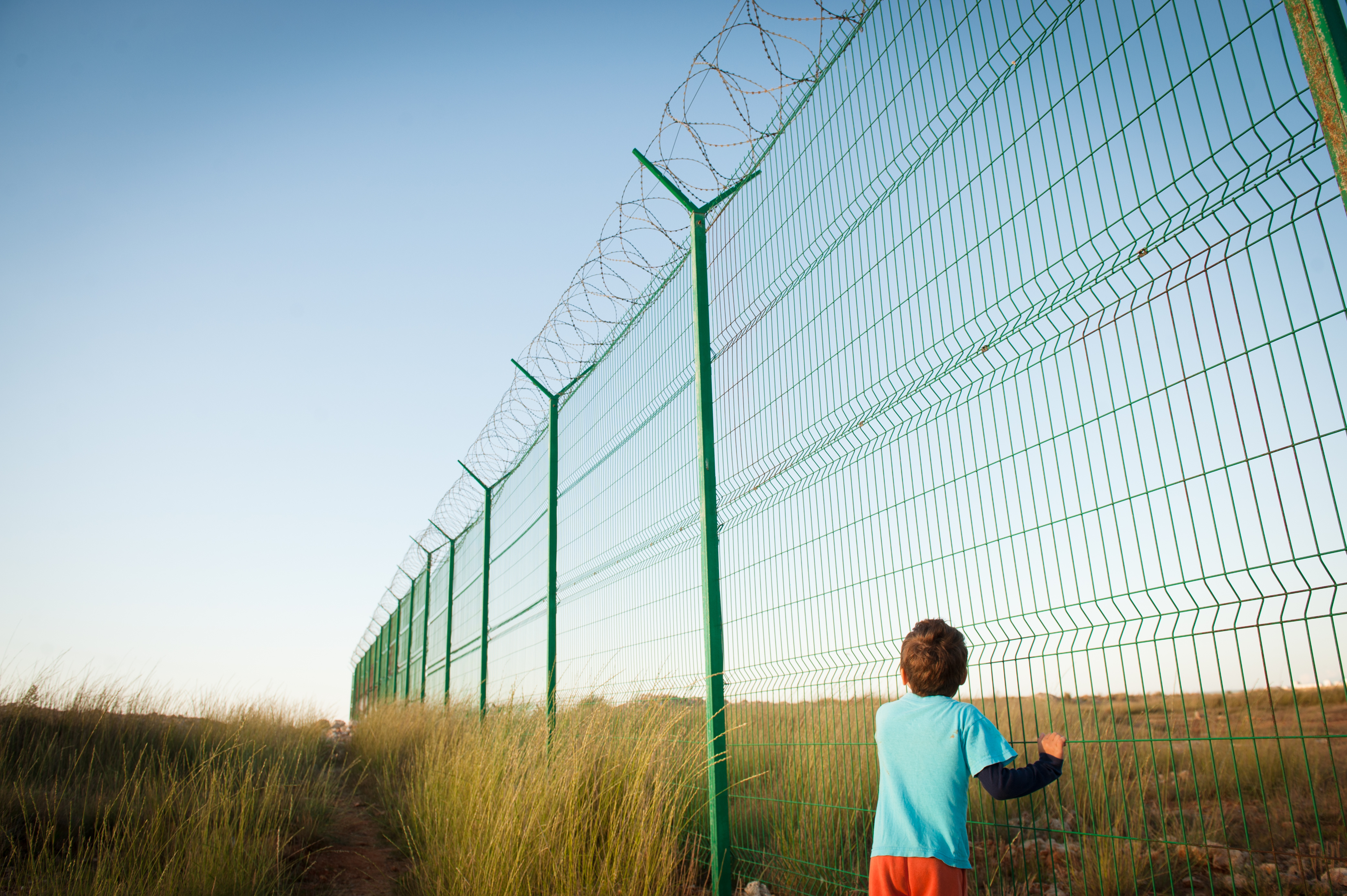 Separadas dos pais na fronteira dos EUA, 303 crianças estão sozinhas no país