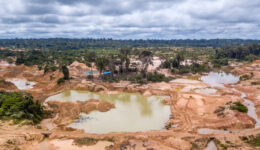 Garimpeiros estão destruindo terras indígenas e violentando crianças Yanomami