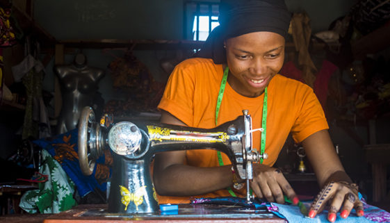 Projeto doa máquinas de costura para pessoas reconstruírem a vida