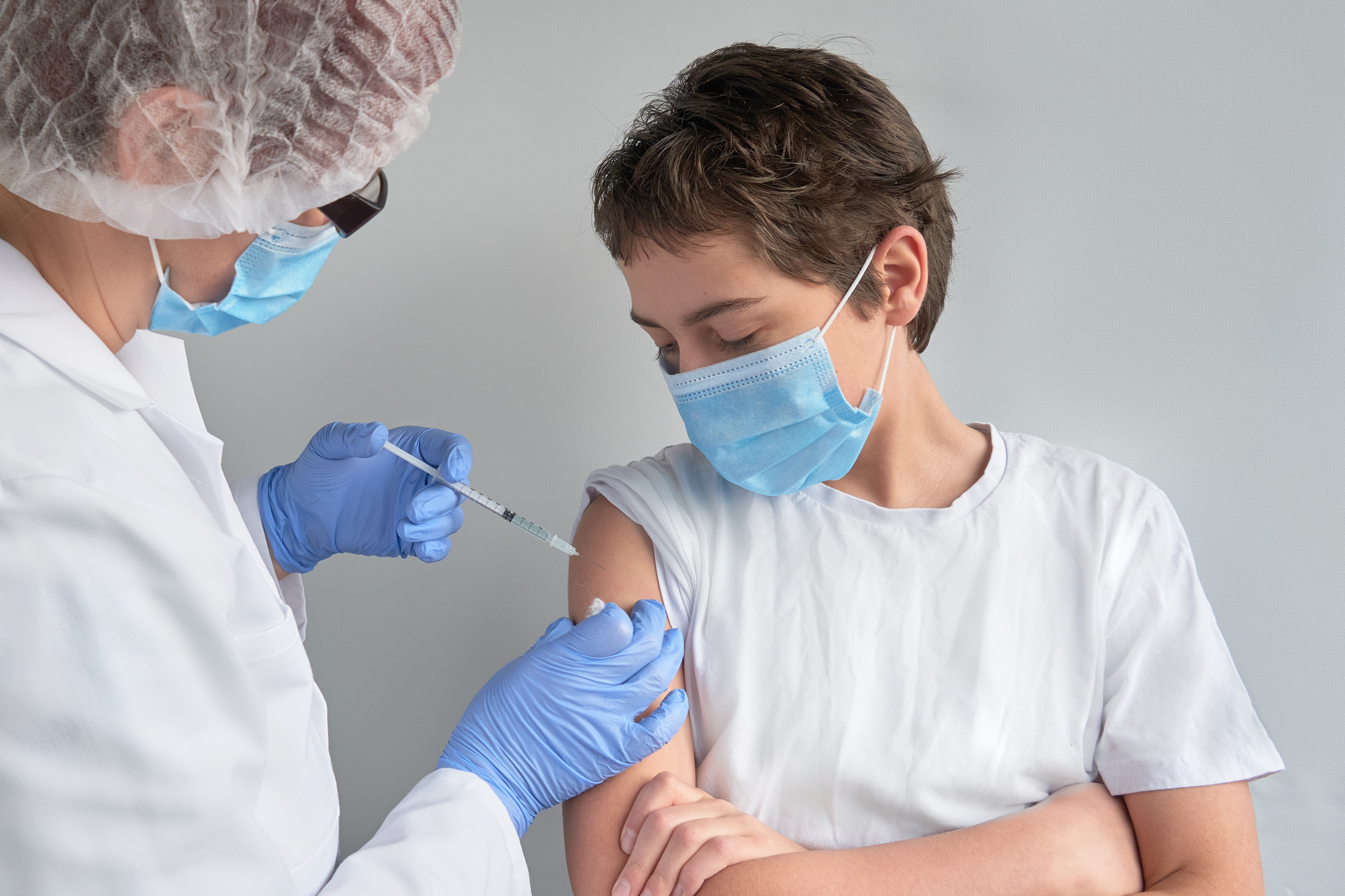 Outros países vacinam crianças enquanto Brasil paralisa vacinação de adolescentes