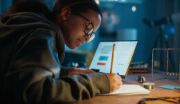 Campanha busca qualificar jovens de baixa renda para a área digital