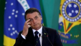 Presidente diz não tomar vacina, mas impôs sigilo do cartão de vacinação
