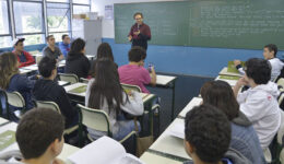 No Brasil, professores têm salário inicial mais baixo entre 40 países