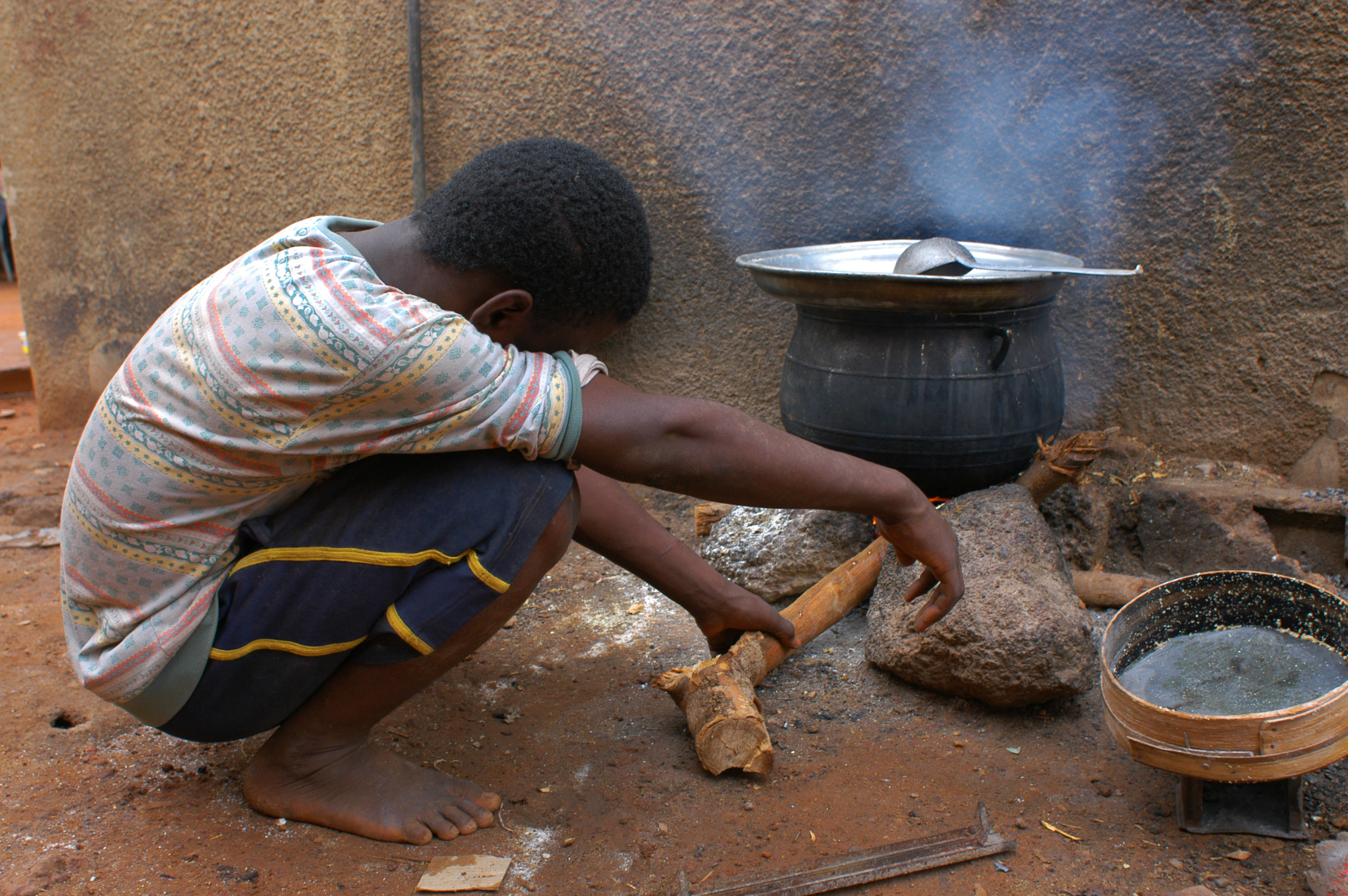 Preço médio de gás de cozinha ultrapassa R$ 100 e brasileiros sofrem