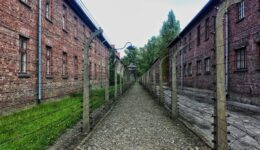 Mulher de 96 anos acusada por crimes nazistas é julgada na Alemanha