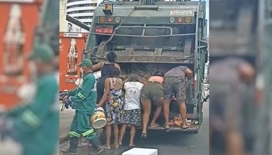 Fome: famílias procuram comida no caminhão de lixo em Fortaleza
