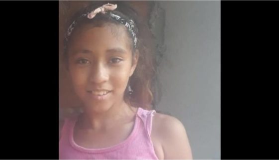 Mistério: mãe encontra blusa de filha desaparecida estendida no quintal