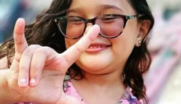 menina com surdez ensina libras